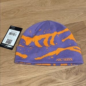 Arc'teryx Grotto Toque Beanie in Aster/Blaze
